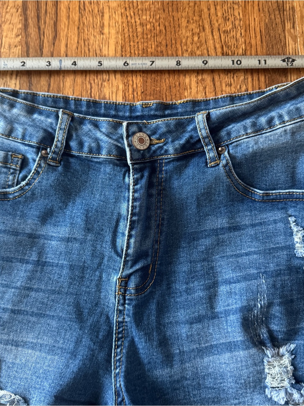Distressed Frayed Hem Denim Shorts – Medium (Stretchy & Curvy Fit!) - Picture 4 of 9